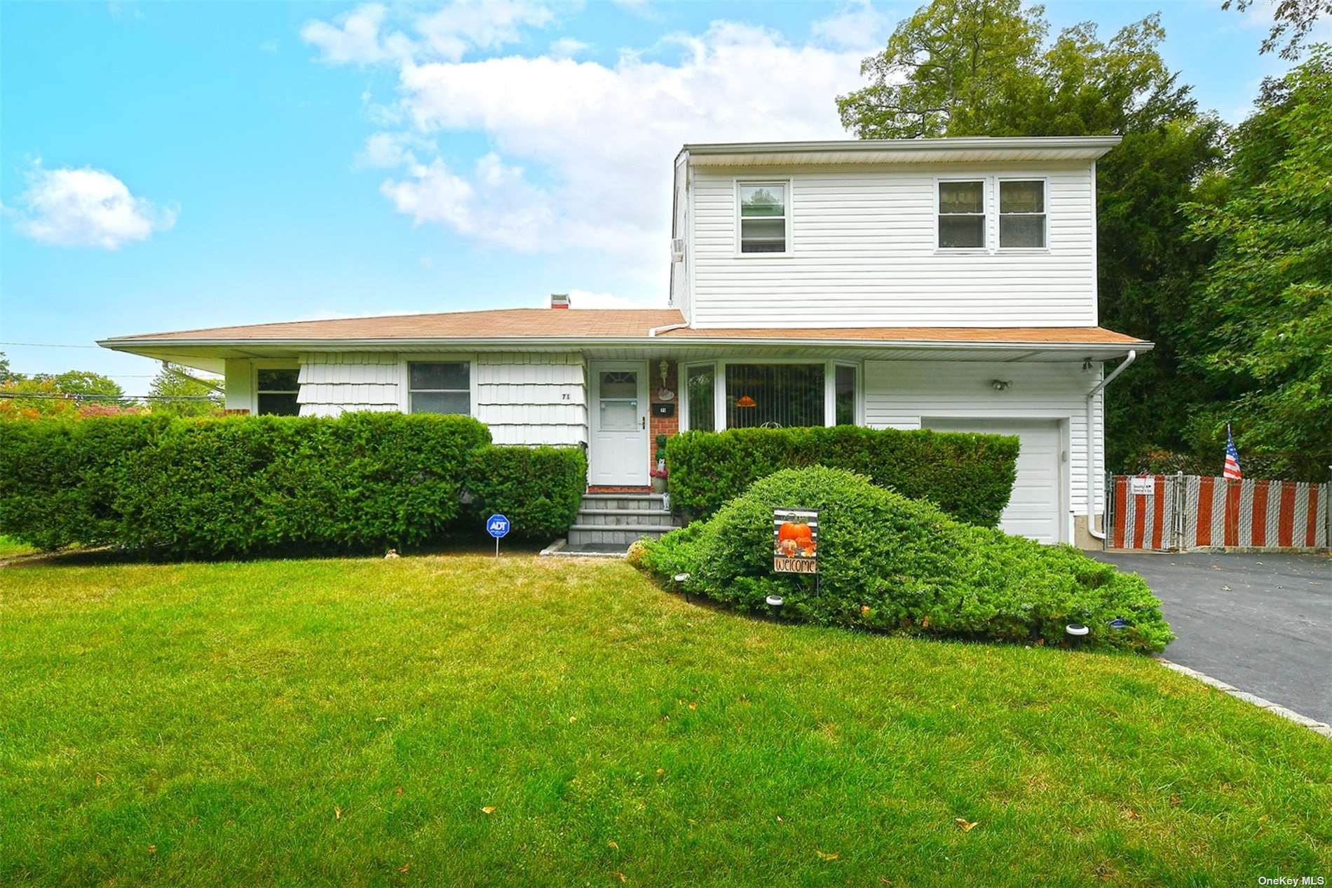 71 Parkway Drive, Commack, Hamptons, NY - 4 Bedrooms  
3 Bathrooms - 