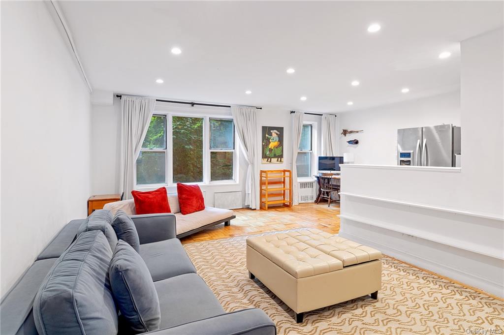 Property for Sale at Valles Avenue 1L, Bronx, New York - Bedrooms: 2 
Bathrooms: 1 
Rooms: 4  - $245,000