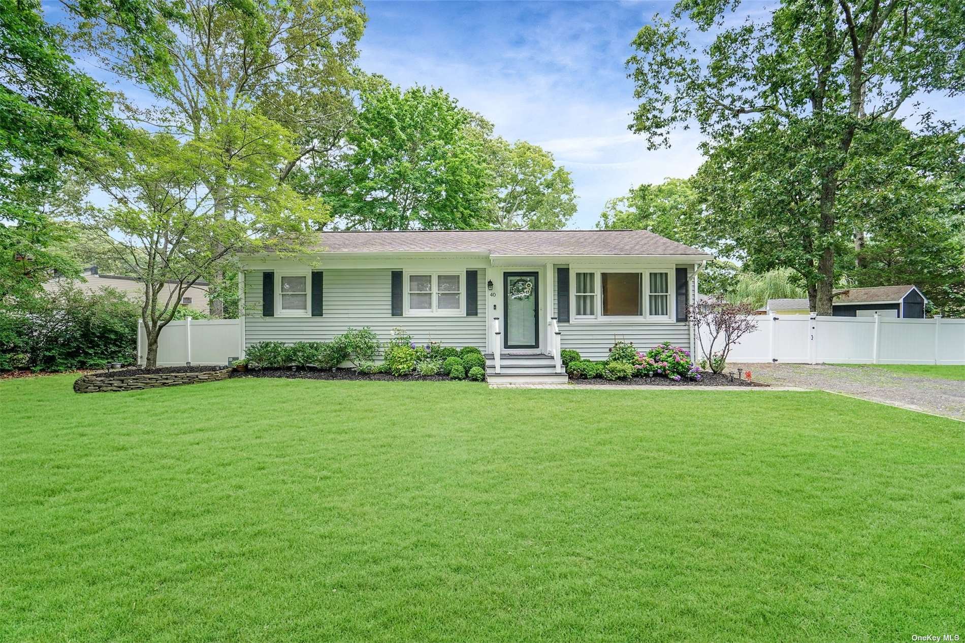 View Riverhead, NY 11901 house