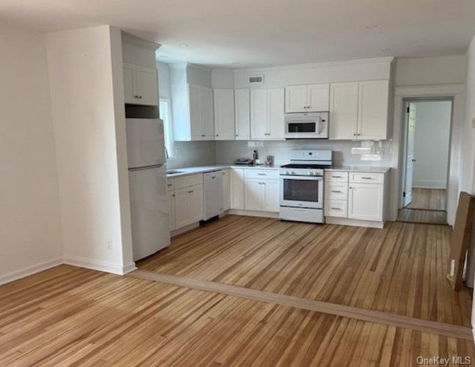 Rental Property at 517 Fourth Avenue 1, Pelham, New York - Bedrooms: 2 
Bathrooms: 1 
Rooms: 4  - $3,395 MO.