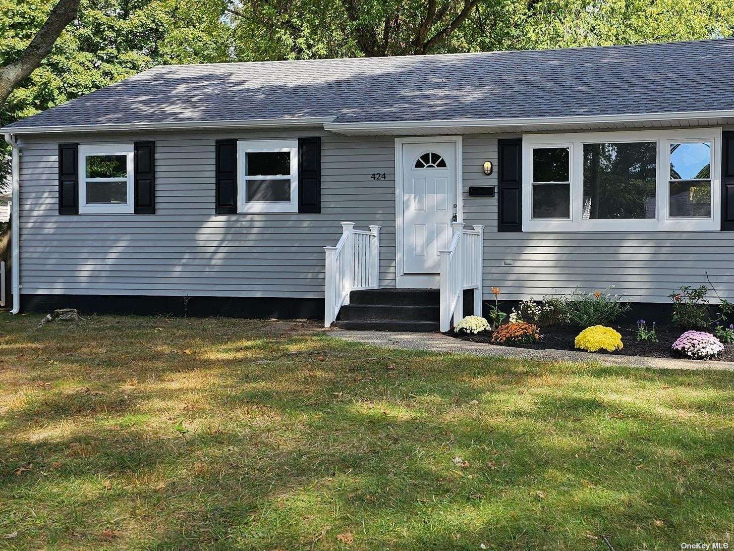 Property for Sale at 424 N Howell Avenue, Riverhead, Hamptons, NY - Bedrooms: 3 
Bathrooms: 1  - $575,000