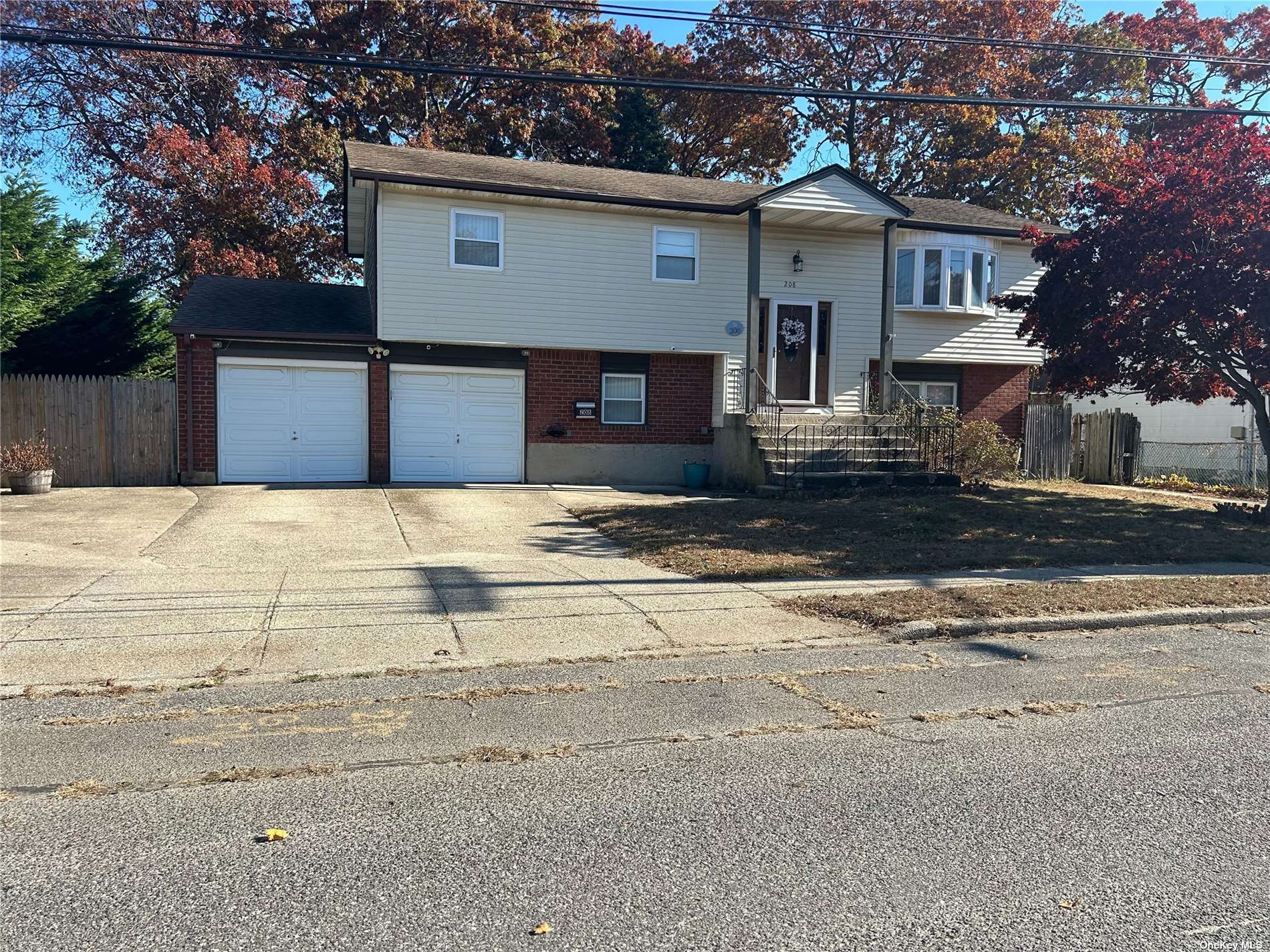 208 S 10th Street, Lindenhurst, New York image 2