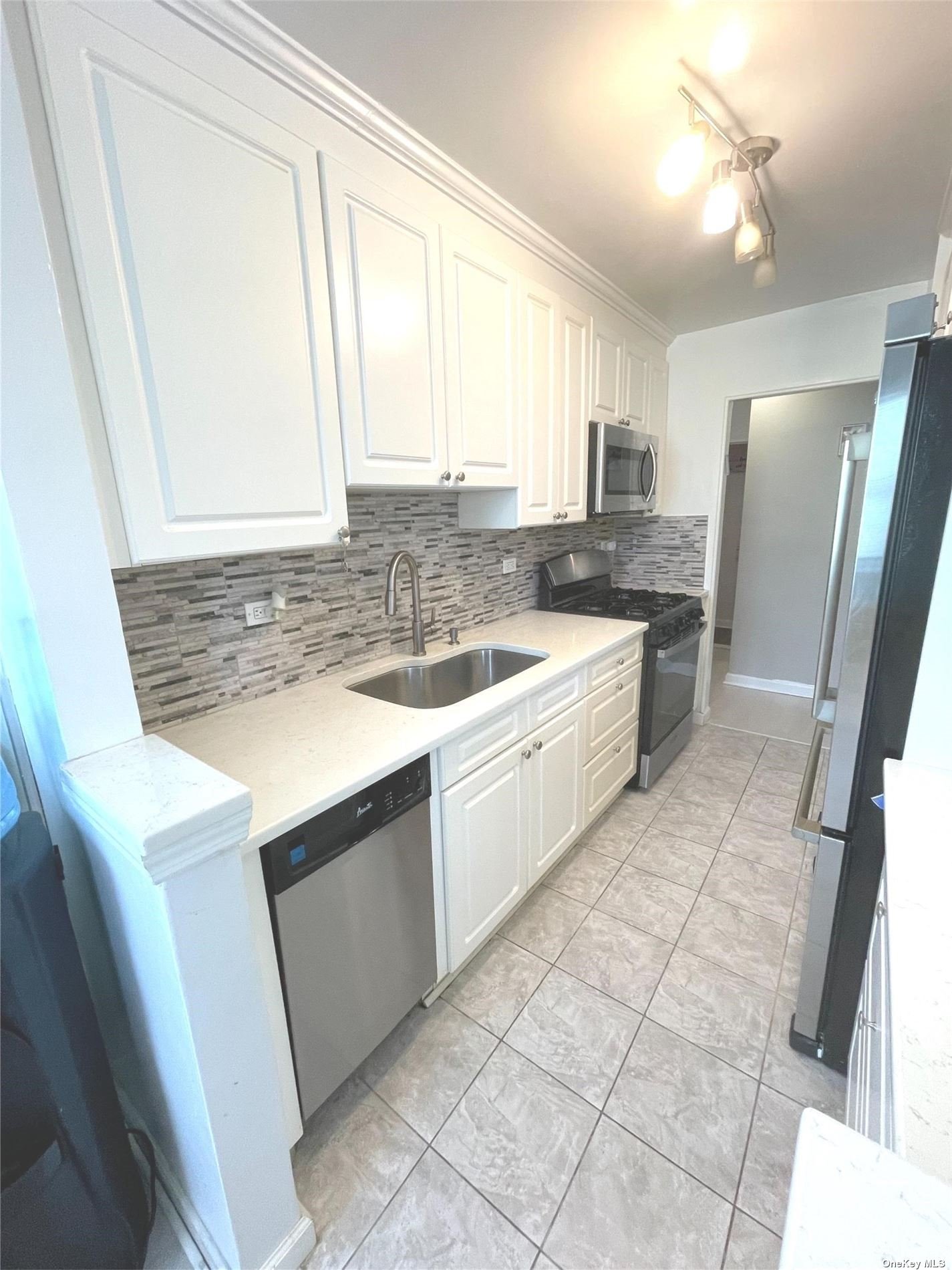 8439 153rd Avenue 4E, Howard Beach, Queens, NY - 3 Bedrooms  
2 Bathrooms  
6 Rooms - 