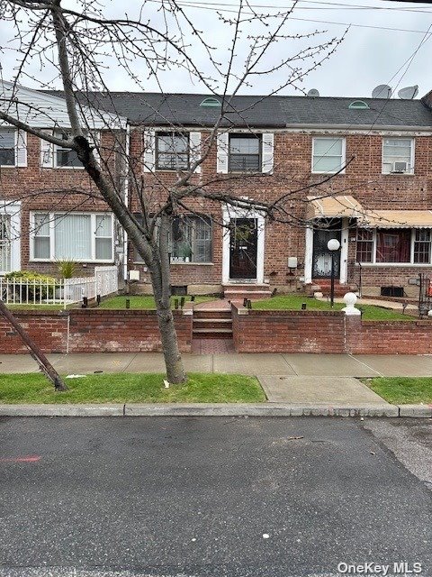 View Laurelton, NY 11413 townhome