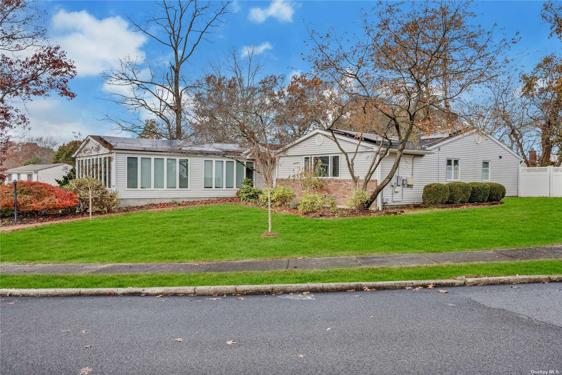 23 Bluff Circle, Hauppauge, New York image 2