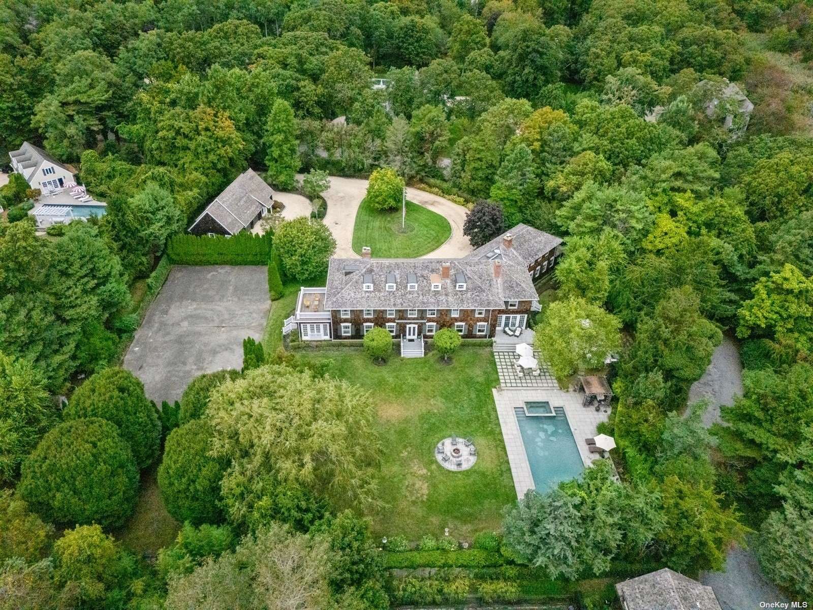 10 Peathole Lane, Bellport Village, New York image 4