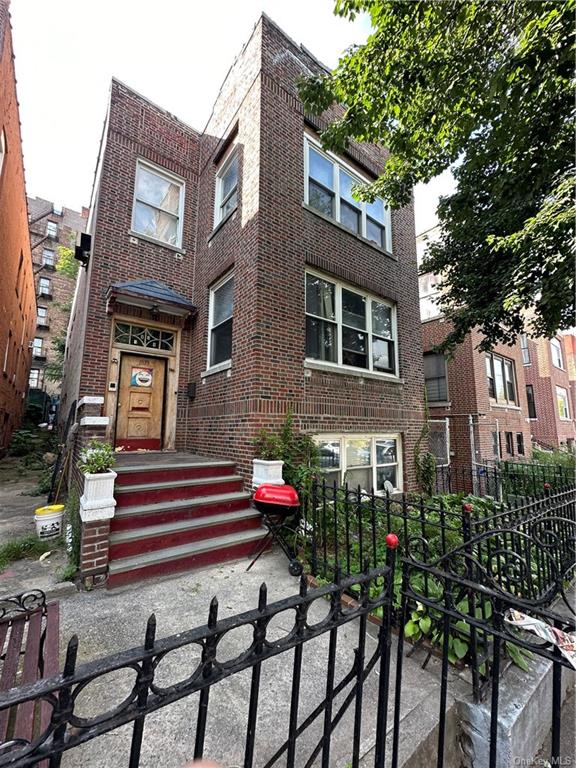 Property for Sale at 1839 Andrews Avenue, Bronx, New York - Bedrooms: 6 
Bathrooms: 4.5  - $899,000