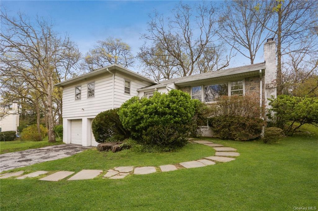 Rental Property at 508 Hommocks Road, Larchmont, New York - Bedrooms: 3 
Bathrooms: 3 
Rooms: 7  - $7,200 MO.