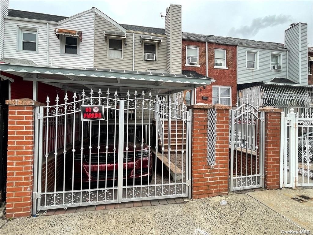 1029 Wheeler Avenue, Bronx, New York - 4 Bedrooms  
3 Bathrooms  
9 Rooms - 