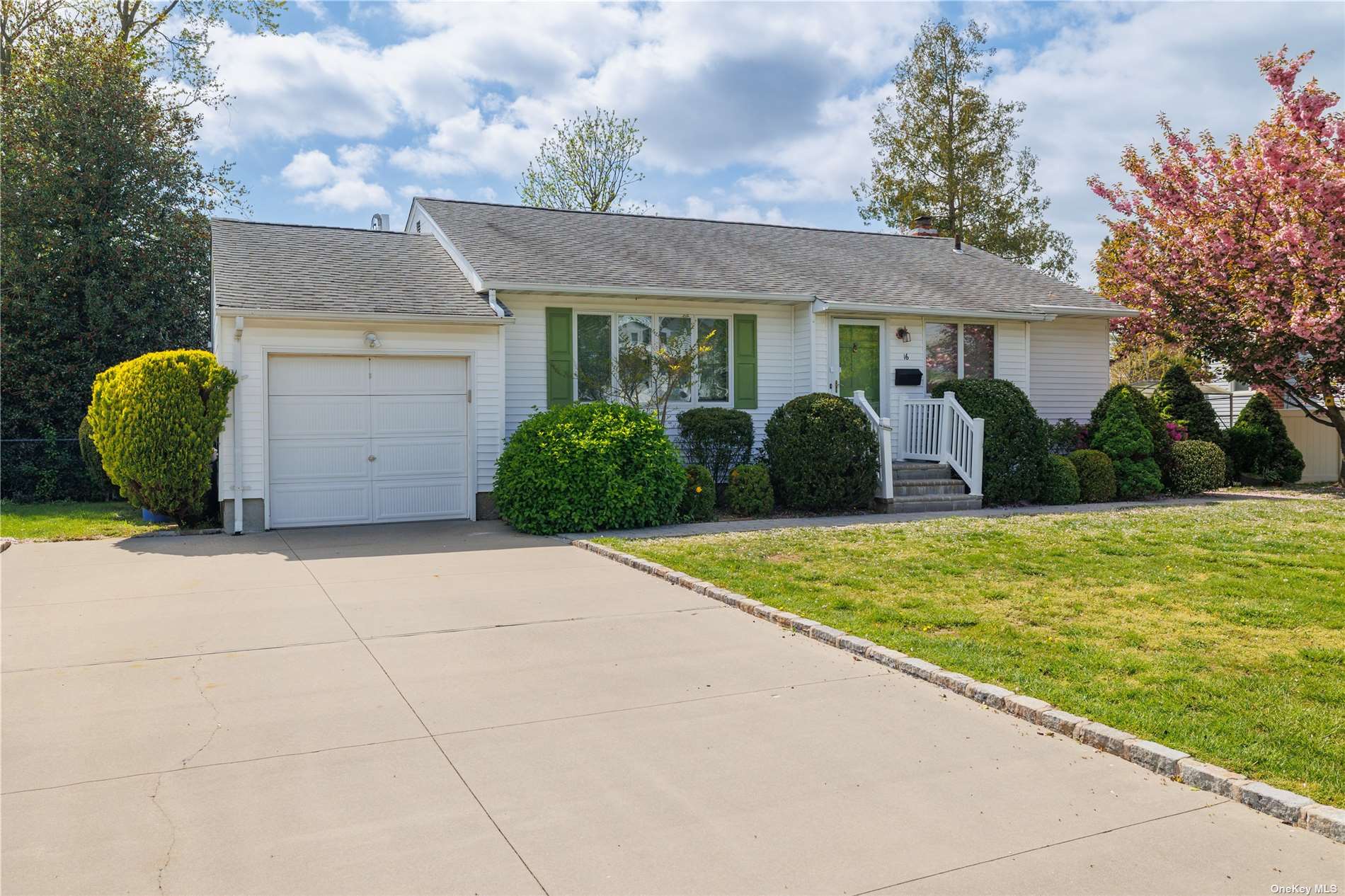 Property for Sale at 16 Retta Lane, Commack, Hamptons, NY - Bedrooms: 3 
Bathrooms: 1  - $619,000