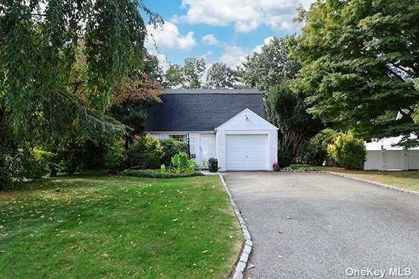 195 Parkside Drive, Roslyn Heights, New York image 1