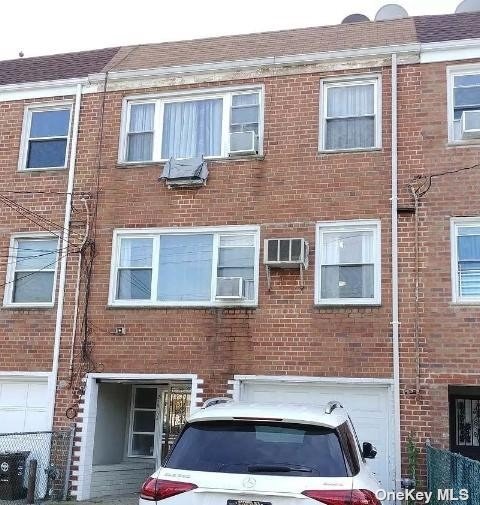 23504 Hillside Avenue 04, Queens Village, Queens, NY - 5 Bedrooms  
3 Bathrooms  
12 Rooms - 