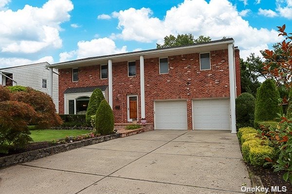 56 Carriage Road, Roslyn, New York image 1