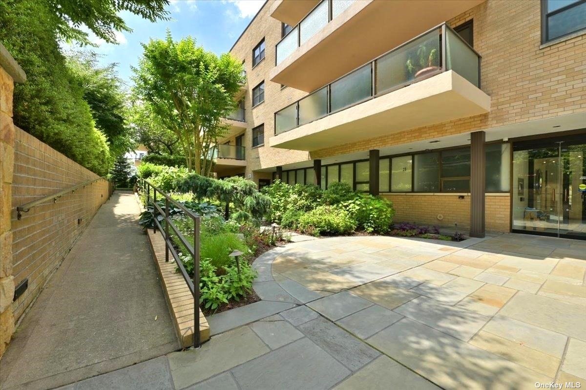 Photo 6 of 33 of 22 Park Place 3 S co-op property