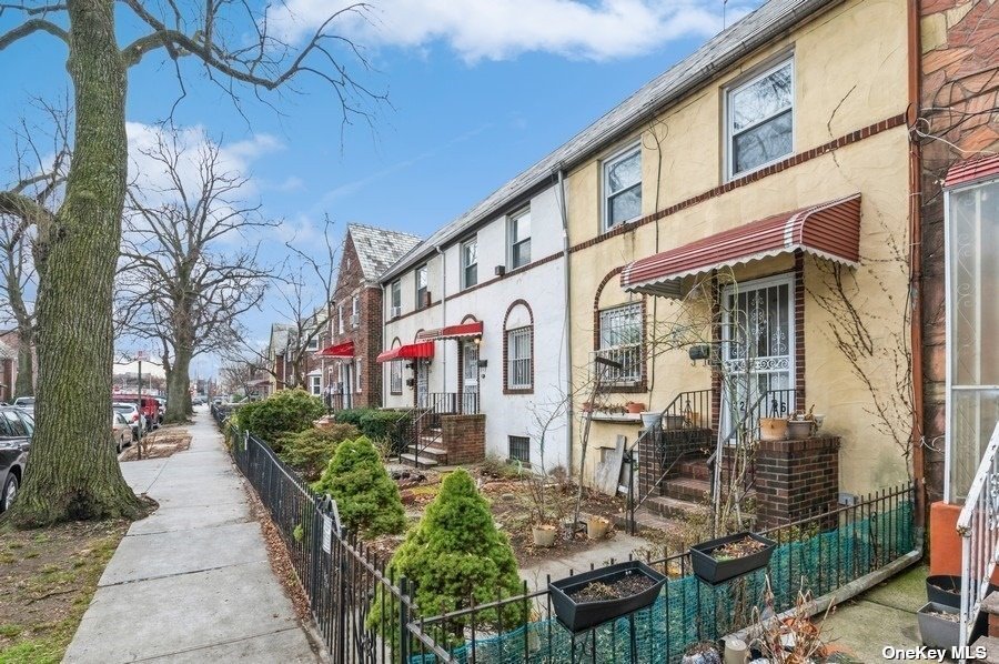 View Woodside, NY 11377 townhome