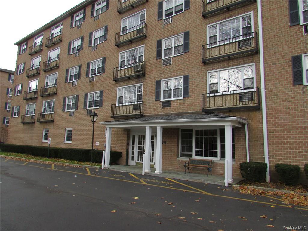 Rental Property at 4 Consulate Drive 4A, Tuckahoe, New York - Bedrooms: 1 
Bathrooms: 1 
Rooms: 4  - $2,850 MO.