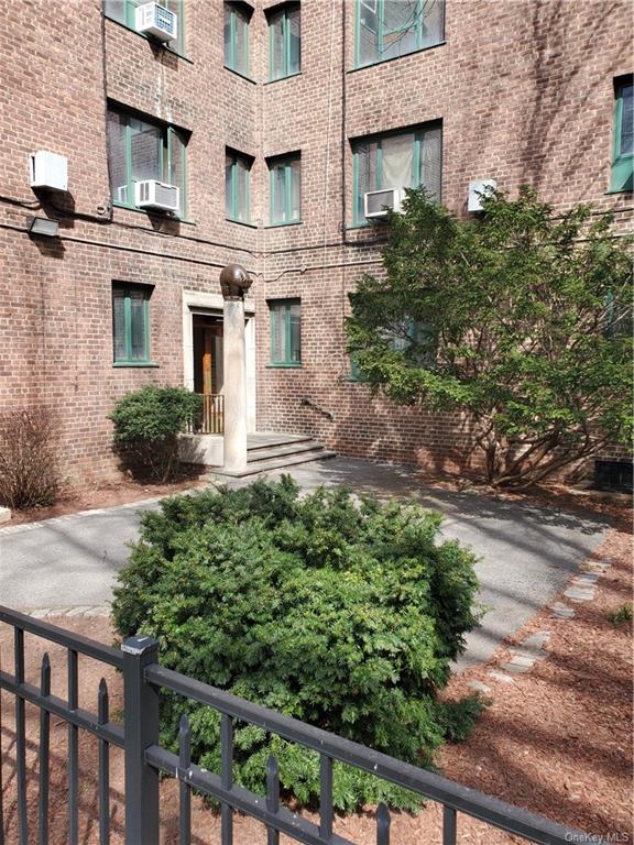 Rental Property at 1970 E Tremont Avenue 7F, Bronx, New York - Bedrooms: 3 
Bathrooms: 1 
Rooms: 5  - $3,643 MO.