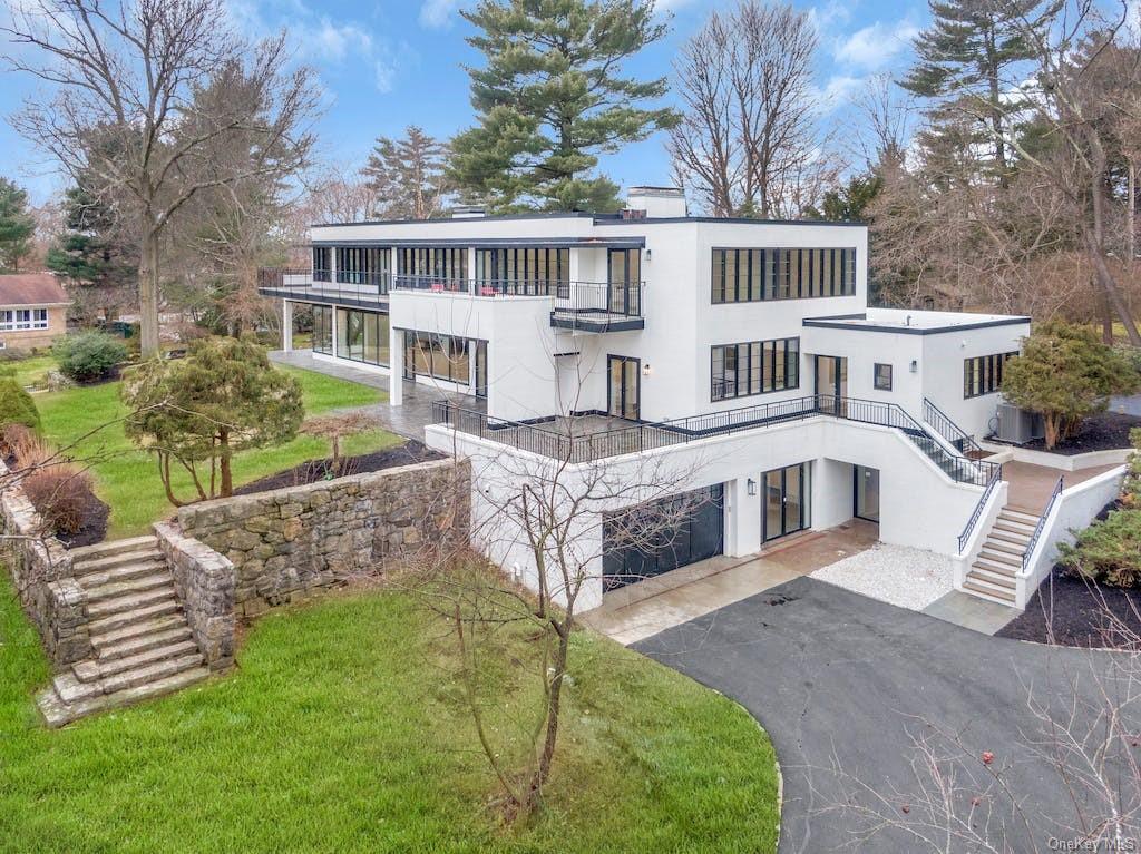 39 Penny Lane, Scarsdale, New York - 8 Bedrooms  
5 Bathrooms  
13 Rooms - 