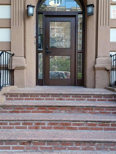 Homes For Sale - 108 W 114th Street St #2B<br/> New York (Manhattan), NY 10026
