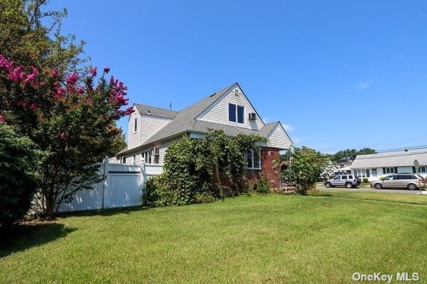 21 Island Street, Plainview, New York image 3