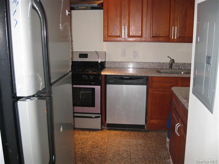 Rental Property at 325 Centre Avenue A, New Rochelle, New York - Bedrooms: 3 
Bathrooms: 3 
Rooms: 6  - $3,800 MO.