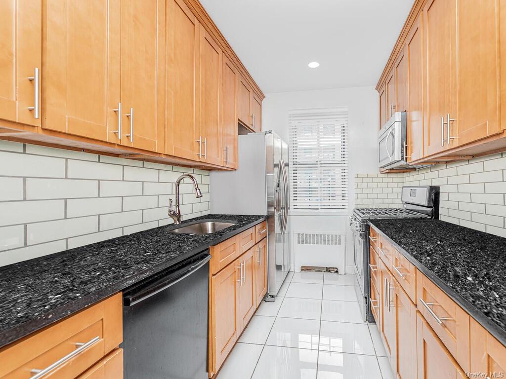 Property for Sale at 3635 Johnson Avenue 2B, Bronx, New York - Bedrooms: 2 
Bathrooms: 2 
Rooms: 5  - $424,900