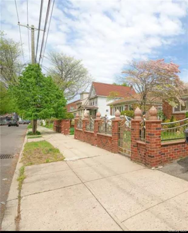 Rental Property at 137th Avenue Ave, Springfield Gardens, Queens, NY - Bedrooms: 3 
Bathrooms: 1 
Rooms: 5  - $3,700 MO.