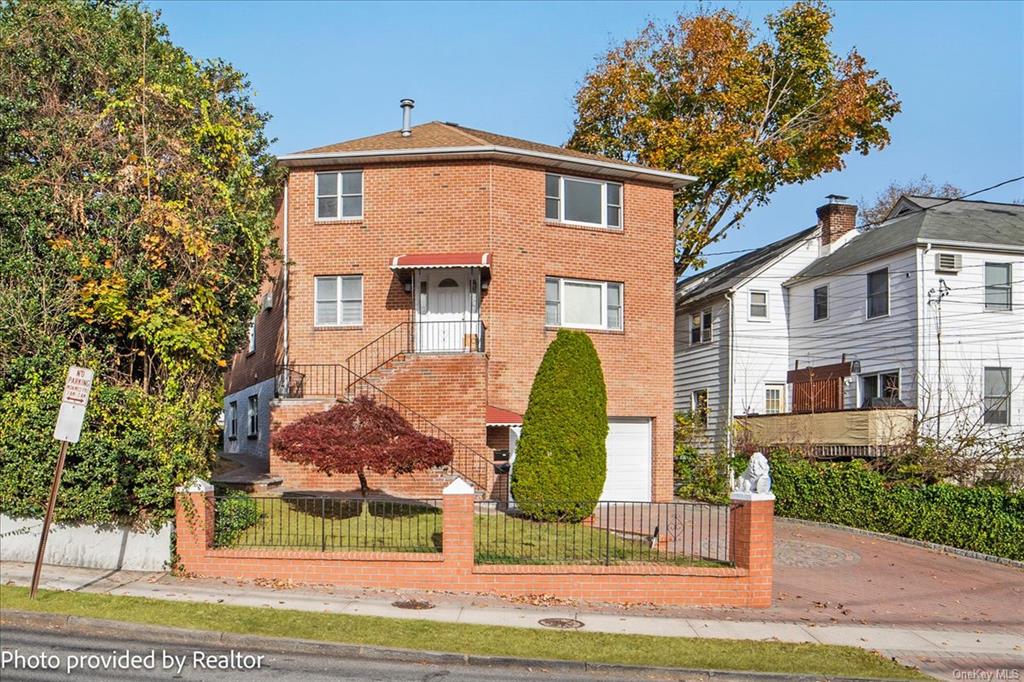 395 Palmer Road 2F, Yonkers, New York - 3 Bedrooms  
2 Bathrooms  
6 Rooms - 