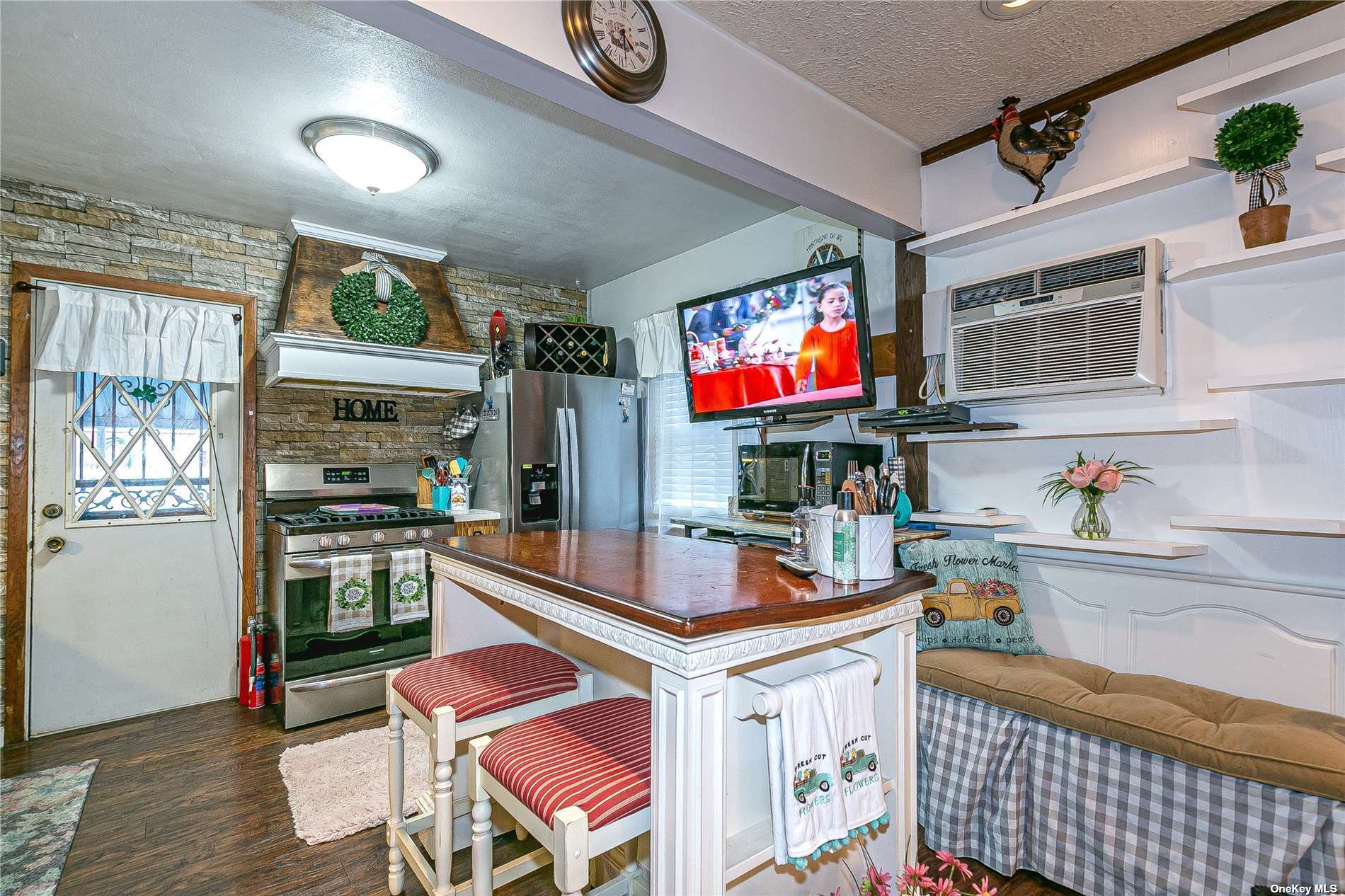 Photo 6 of 28 of 47 8th Street house