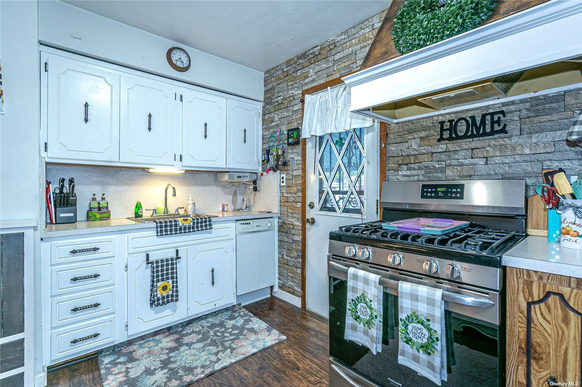 Photo 5 of 28 of 47 8th Street house