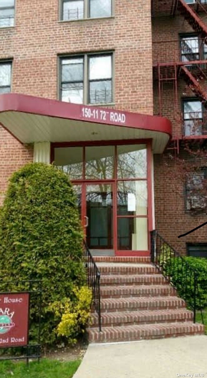 15011 72nd Road C, Kew Garden Hills, Queens, NY - 3 Bedrooms  
2 Bathrooms  
5 Rooms - 