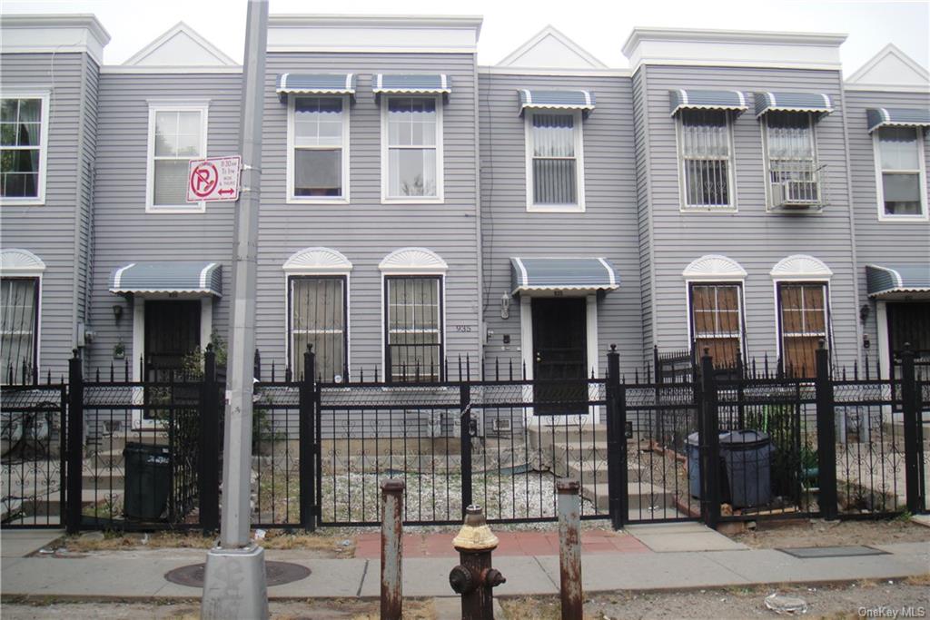 Property for Sale at 935 E 178 Street 1A, Bronx, New York - Bedrooms: 2 
Bathrooms: 1 
Rooms: 4  - $135,700