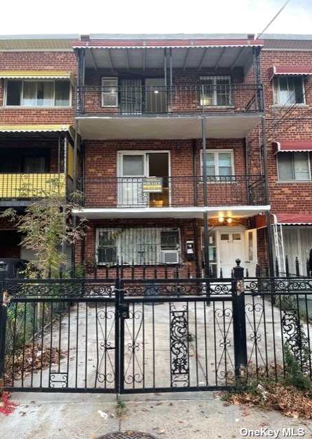 Property for Sale at 413 Saint Lawrence Avenue, Bronx, New York - Bedrooms: 8 
Bathrooms: 5 
Rooms: 15  - $1,100,000