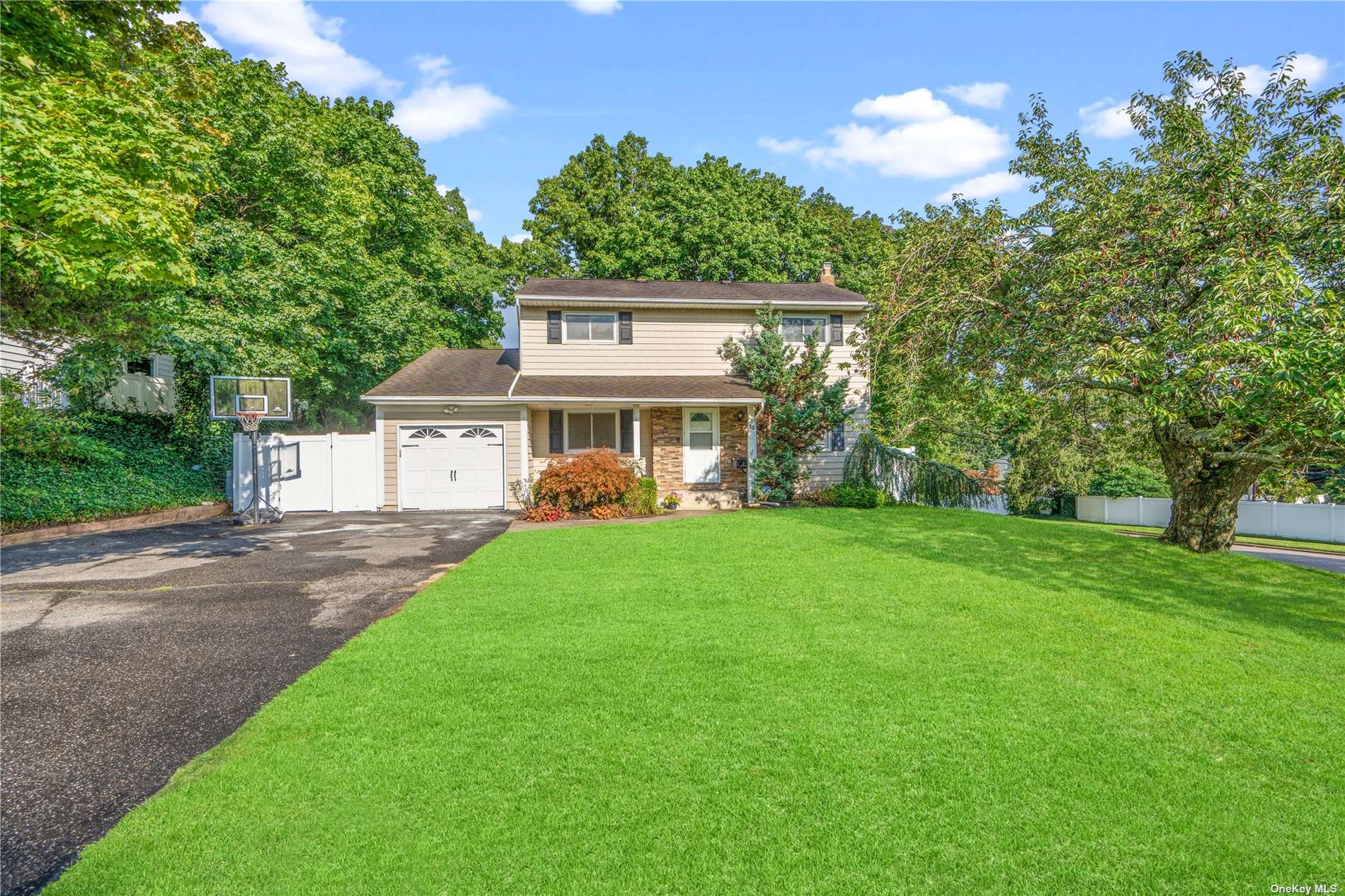 33 Balsam Lane, Commack, Hamptons, NY - 3 Bedrooms  
2 Bathrooms - 