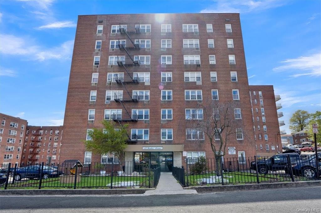 52 Yonkers Terrace 3H, Yonkers, New York - 1 Bedrooms  
1 Bathrooms  
4 Rooms - 