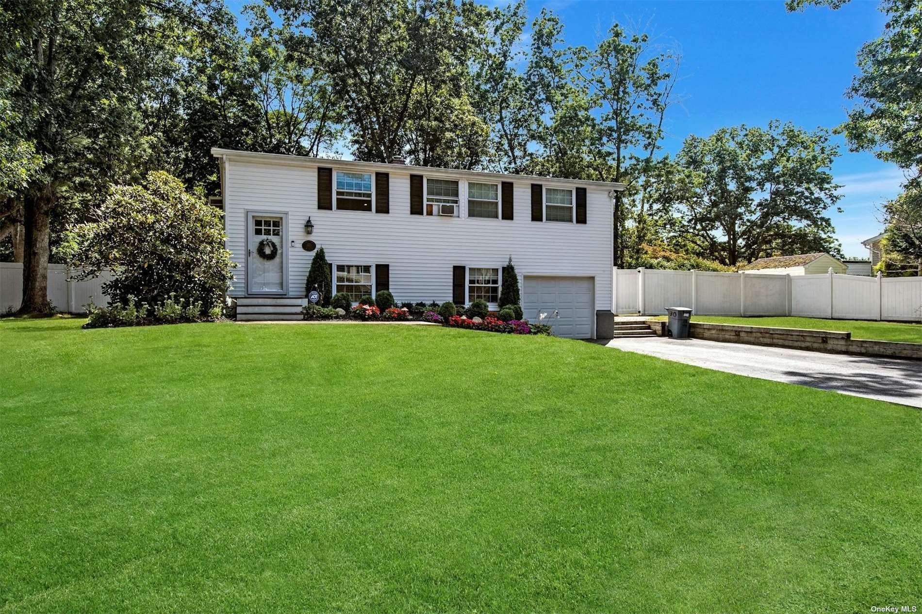 Property for Sale at 30 Mayflower Lane, East Setauket, Hamptons, NY - Bedrooms: 3 
Bathrooms: 2  - $575,000