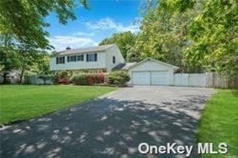 Homes For Sale - 16 Seabrook Lane<br/> Stony Brook, NY 11790
