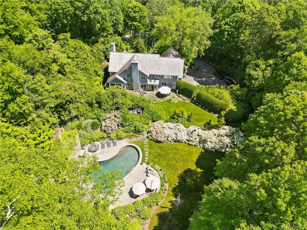 78 South Bedford Road, Pound Ridge, New York - 4 Bedrooms  
5 Bathrooms  
10 Rooms - 