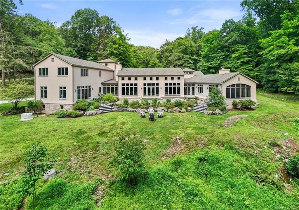 9 Twin Ponds Drive, Bedford Hills, New York - 4 Bedrooms  
3.5 Bathrooms  
9 Rooms - 