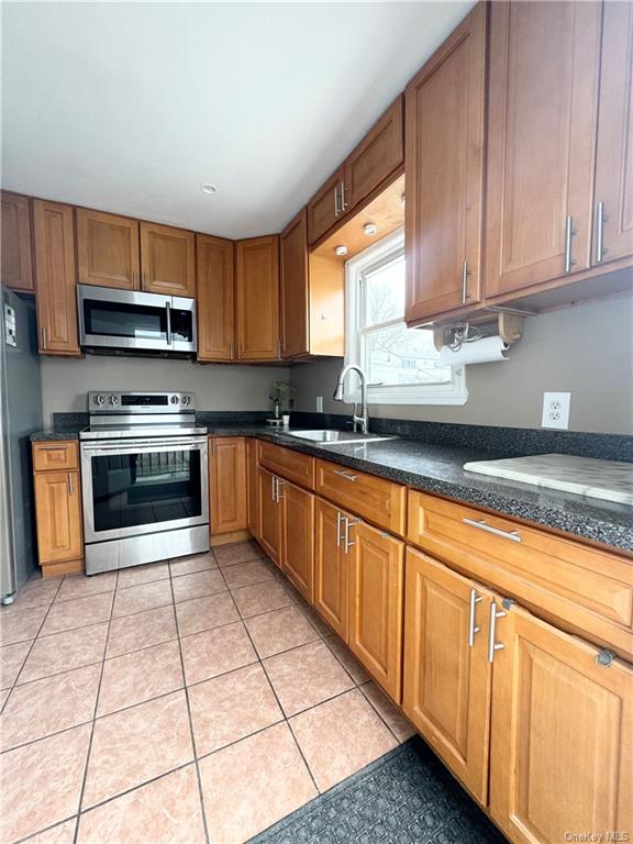 Rental Property at Dunbar Street, Yonkers, New York - Bedrooms: 2 
Bathrooms: 1  - $2,700 MO.