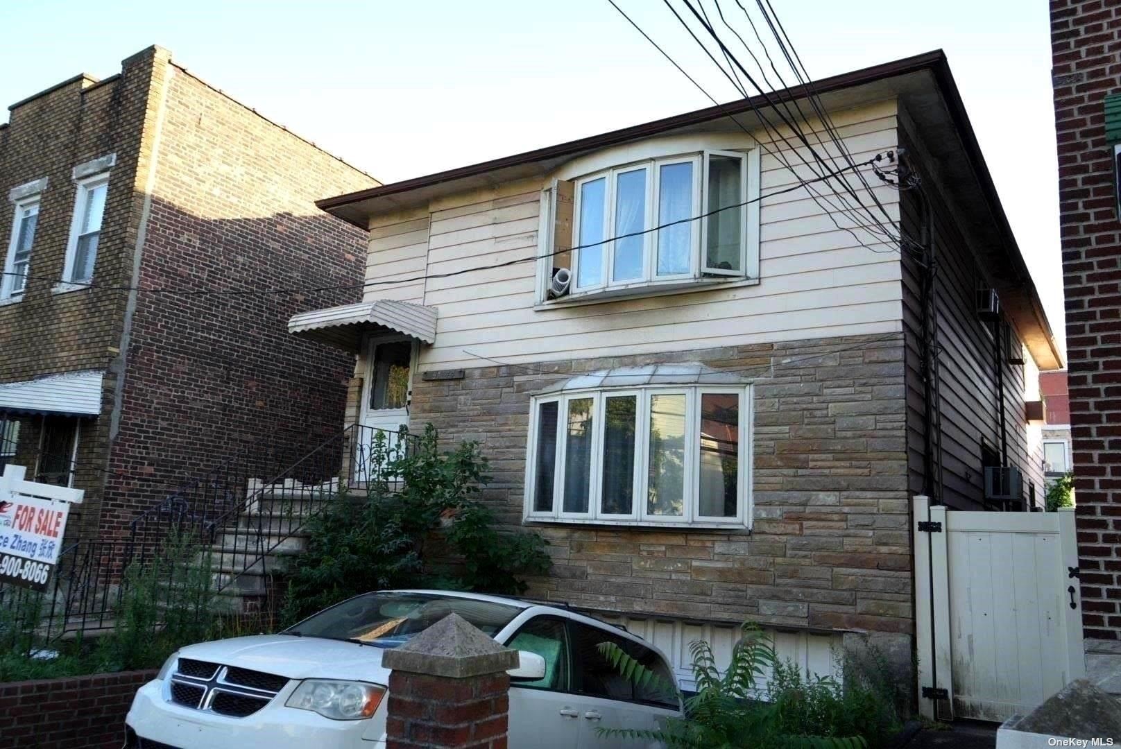 Seabury Street, Elmhurst, Queens, NY - 6 Bedrooms  
3 Bathrooms  
11 Rooms - 