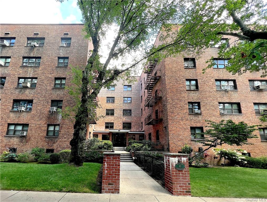 Property for Sale at 61 White Oak Street 2H, New Rochelle, New York - Bedrooms: 3 
Bathrooms: 1 
Rooms: 6  - $269,000