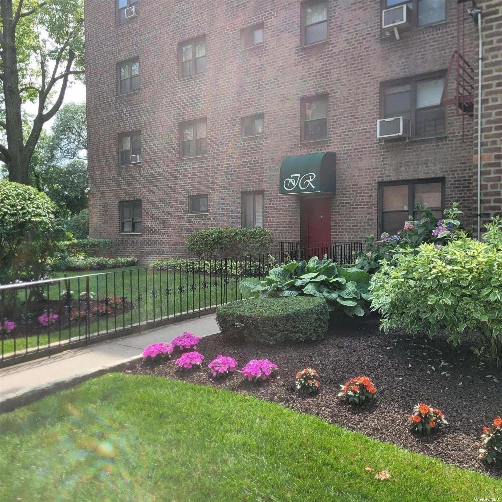 Property for Sale at Francis Lewis Boulevard A-13, Holliswood, Queens, NY - Bedrooms: 2 
Bathrooms: 1 
Rooms: 5  - $259,999