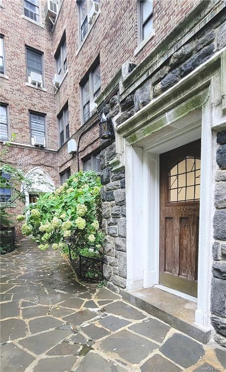 Wayne Avenue F12, Bronx, New York - 1 Bedrooms  
1 Bathrooms  
5 Rooms - 