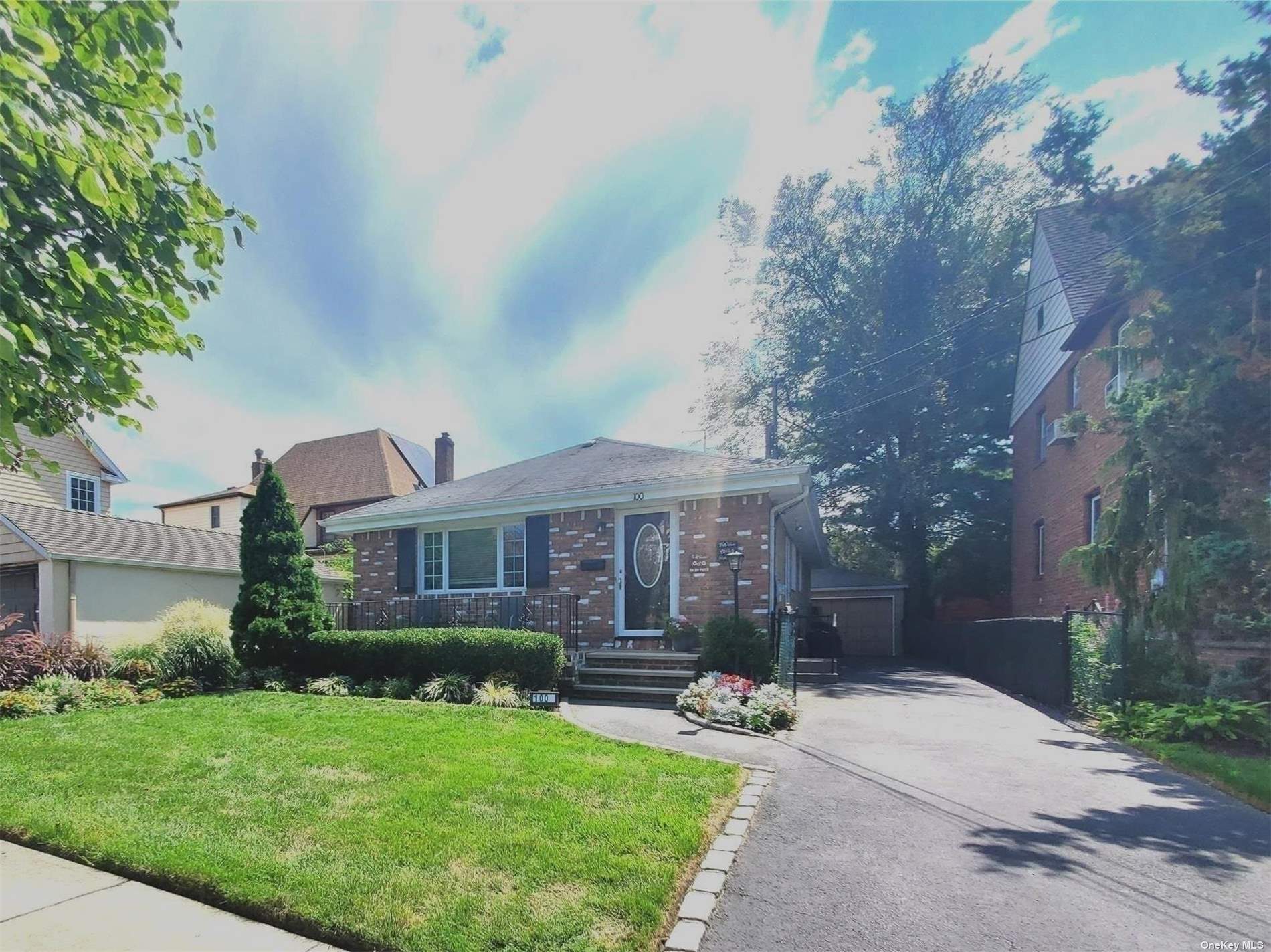 100 Northumberland Gate, Lynbrook, New York image 2