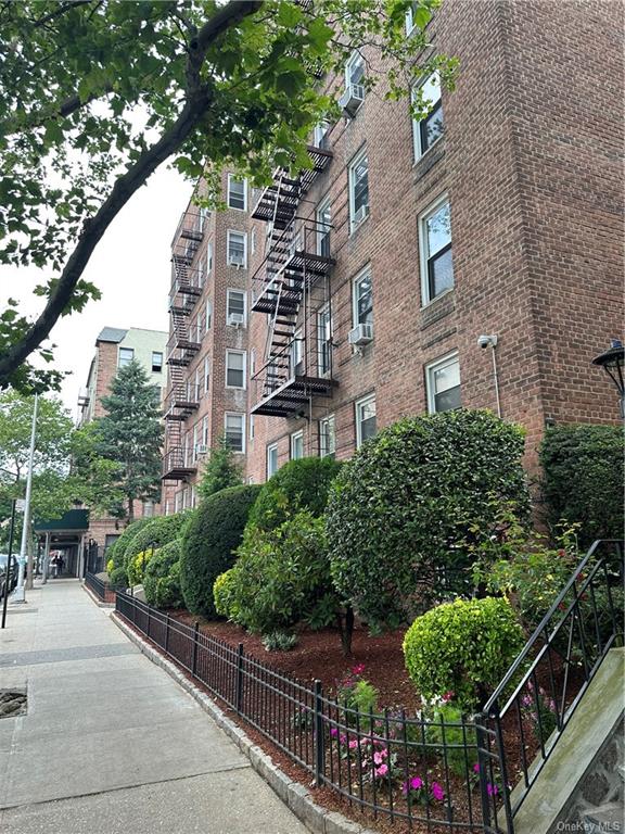Property for Sale at 2104 Holland Avenue 2E, Bronx, New York - Bedrooms: 1 
Bathrooms: 1 
Rooms: 5  - $154,999