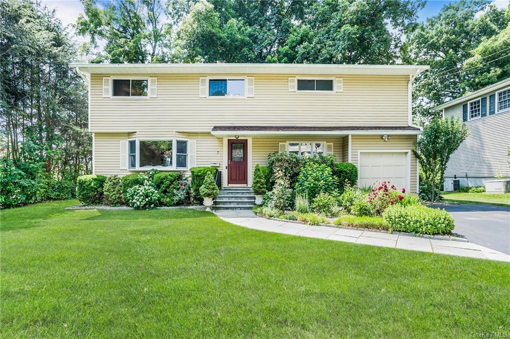 7 Allan Lane, Mount Kisco, New York - 4 Bedrooms  
3.5 Bathrooms  
8 Rooms - 