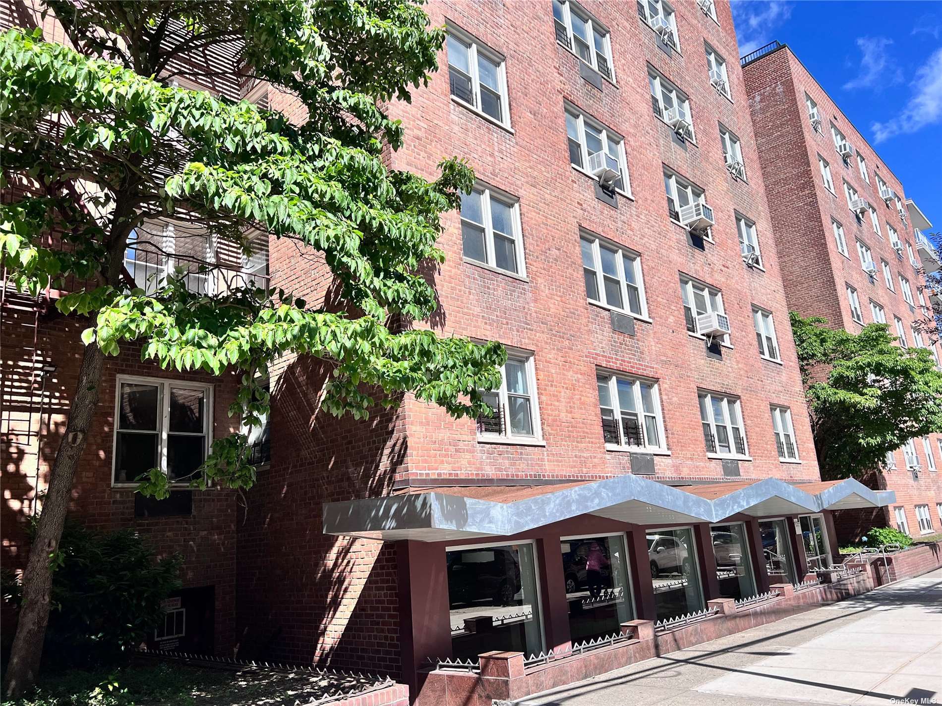 Property for Sale at Parsons Boulevard 1M, Flushing, Queens, NY - Bedrooms: 1 
Bathrooms: 1 
Rooms: 4  - $330,000