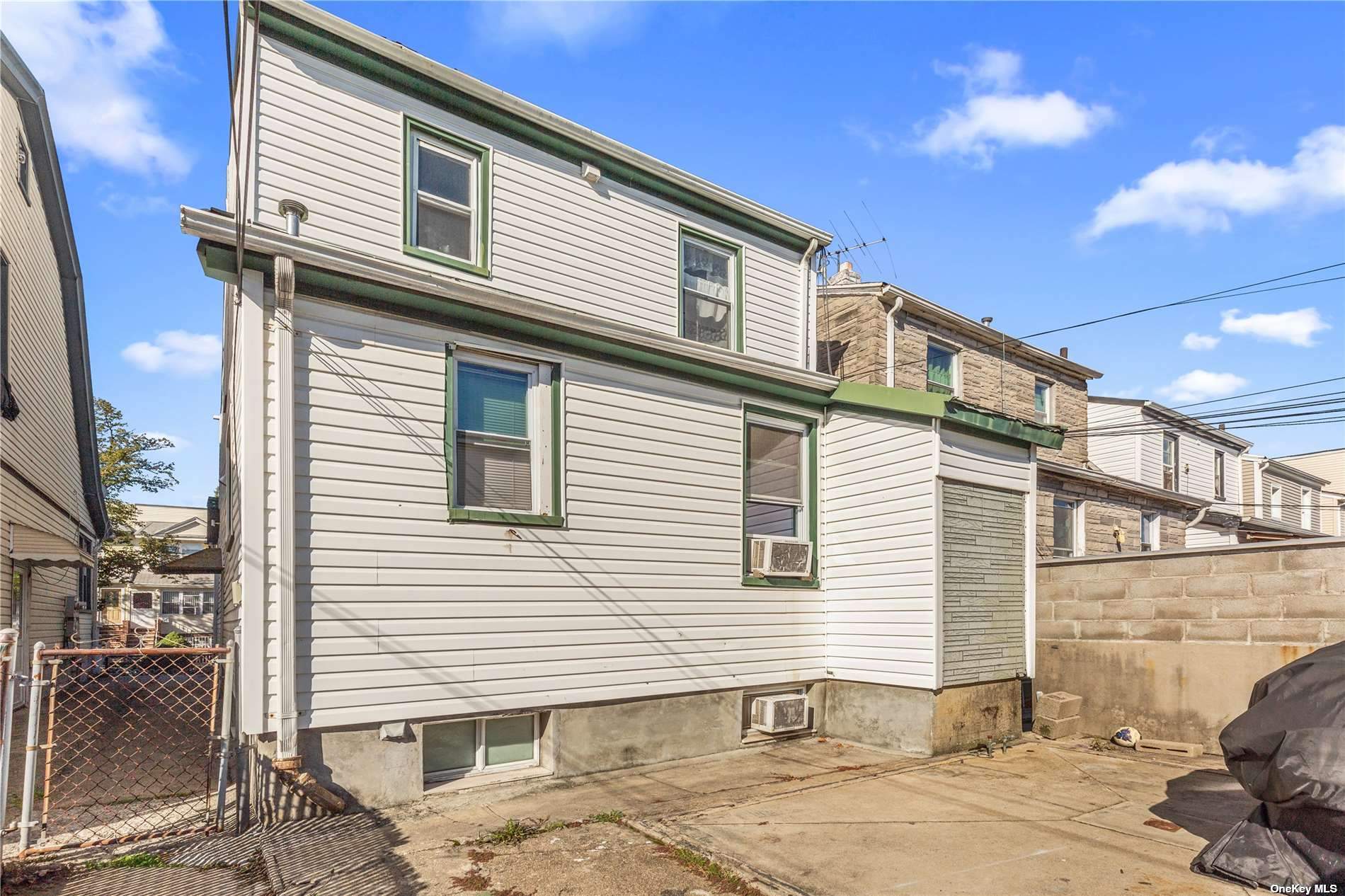 East Elmhurst, New York 11369, United States, 5 Bedrooms Bedrooms, ,2 BathroomsBathrooms,Residential,Pending,29457