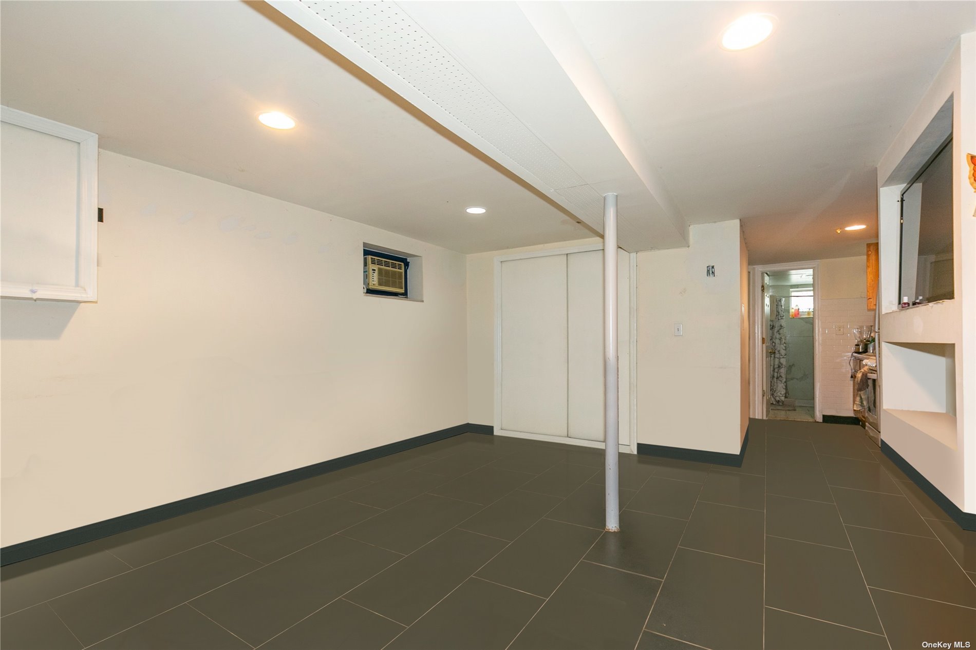 East Elmhurst, New York 11369, United States, 5 Bedrooms Bedrooms, ,2 BathroomsBathrooms,Residential,Pending,29457